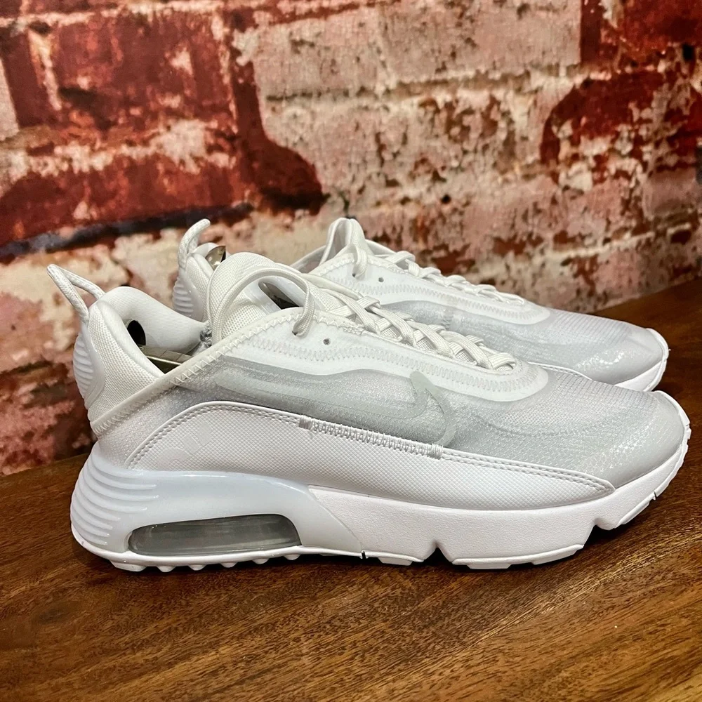 NEW NIKE AIR MAX 2090 SIZE MEN 10 / WOMEN 11.5 - Picture 1 of 8